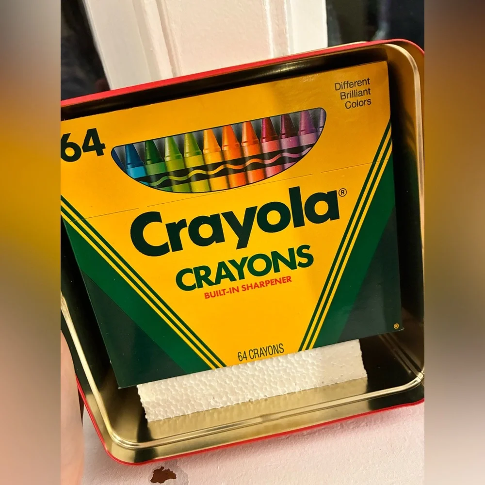 Crayola 1992 Red Holiday‎ Tin with original Crayola crayons